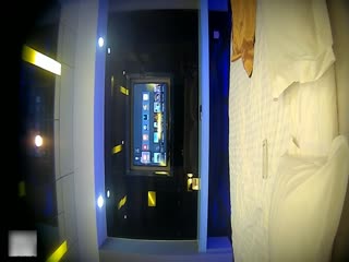酒店偷拍变态男领导下班带公司漂亮美女下属到酒店强行用大屌插她嘴又用瓶子插她逼逼后拼命的操她