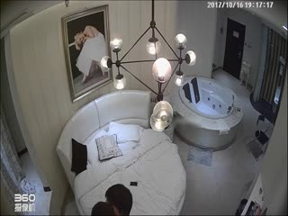 套房偷拍绝对漂亮的牛仔裤大学美女被男友大鸡巴来回操了3次最后内射